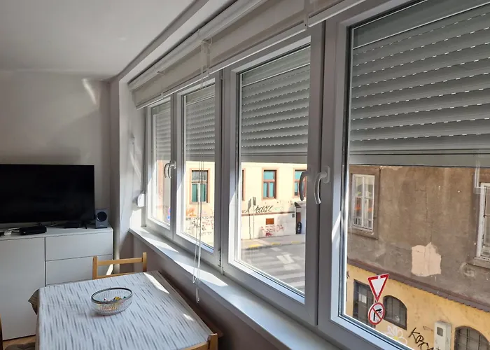 Cheyf Modern In Center